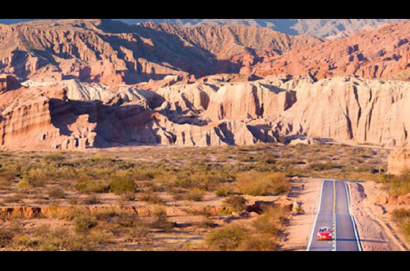 Cafayate ofrece vinos de nivel internacional y paisajes con un impresionante colorido