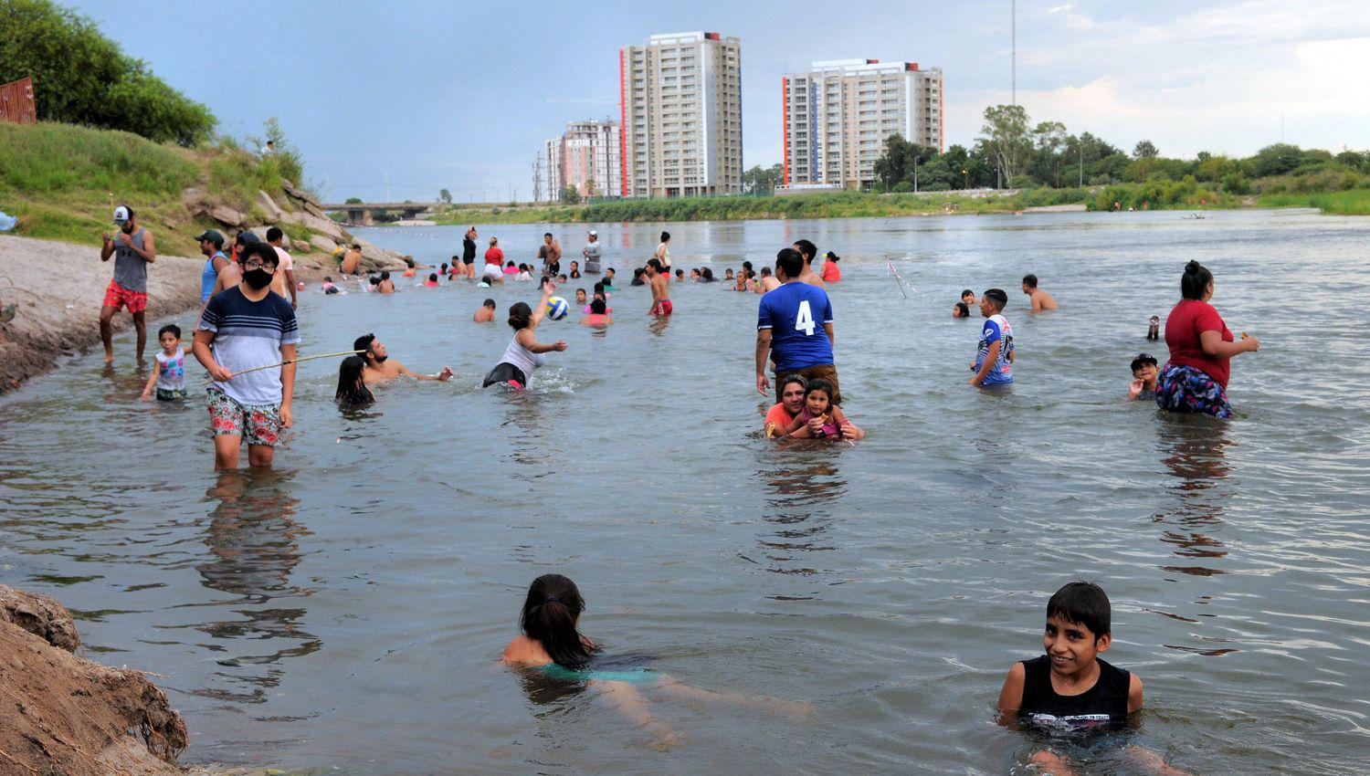 El río Dulce es siempre una tentación en días de calor Se aconseja evitar exponerse de 10 a 16