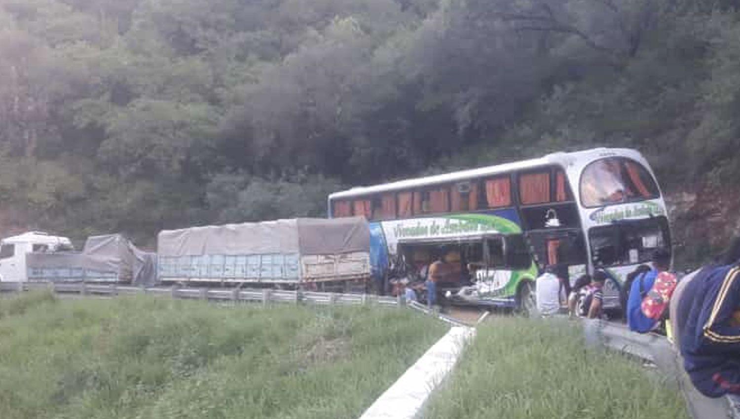 Imaacutegenes  Un camioacuten chocoacute a colectivo con trabajadores golondrina de Santiago y dos de ellos estaacuten graves