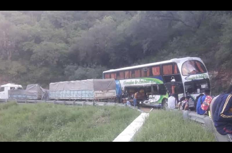 Imaacutegenes  Un camioacuten chocoacute a colectivo con trabajadores golondrina de Santiago y dos de ellos estaacuten graves