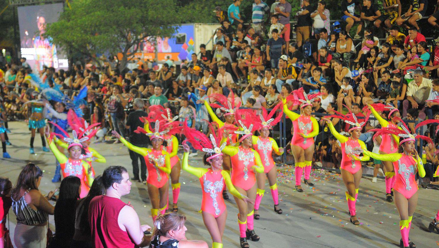 El corso espect�culo característico de los carnavales atrae a miles de personas