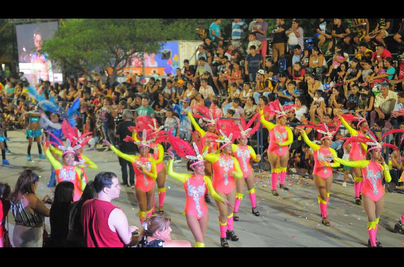 El corso espect�culo característico de los carnavales atrae a miles de personas