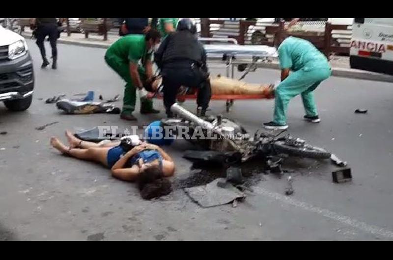 VIDEO  Un motociclista murioacute y una adolescente sufrioacute graves heridas tras chocar contra un camioacuten en plena Avenida Belgrano