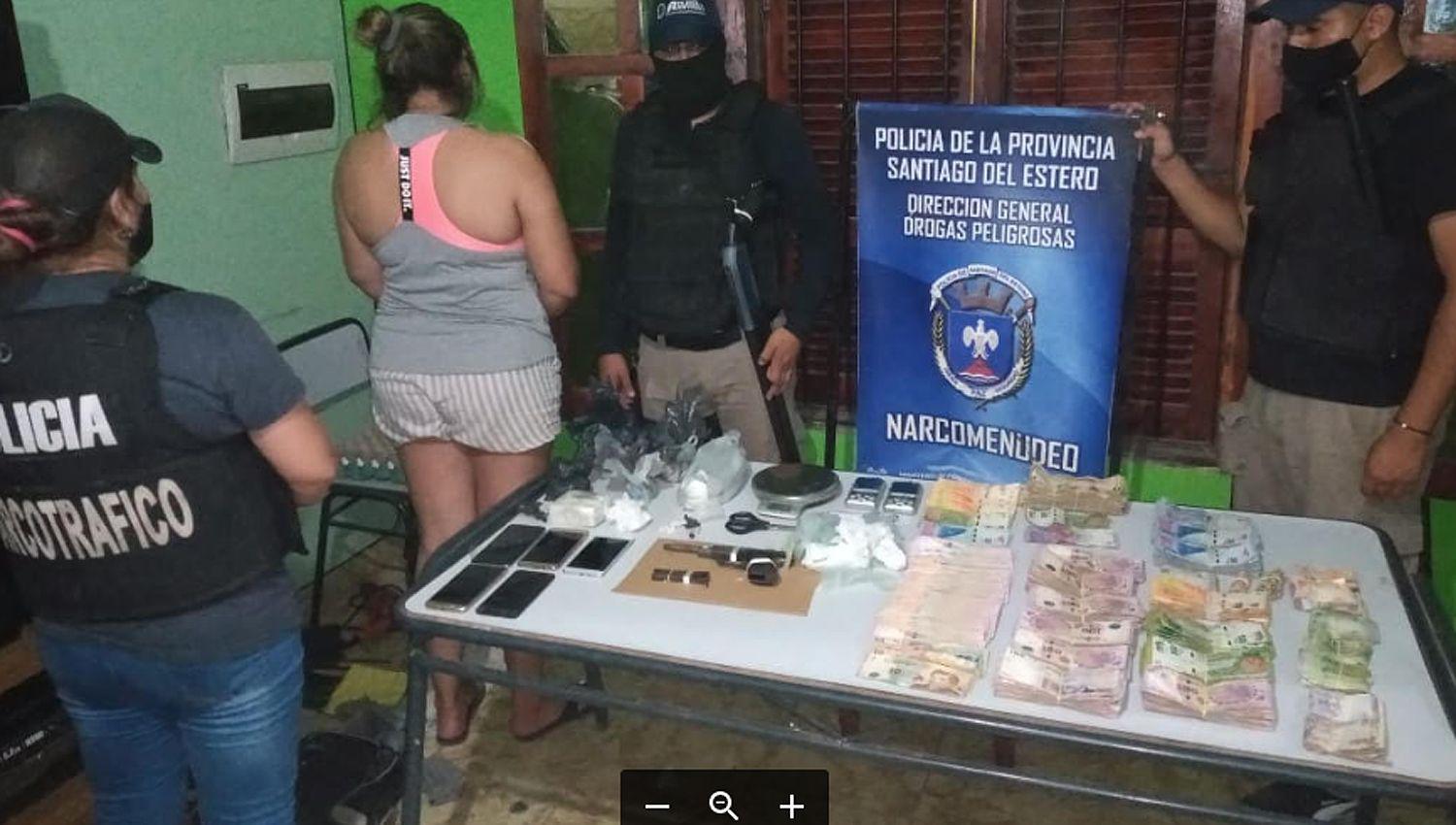 Apresaron a una familia por venta de drogas y secuestran maacutes de  380000