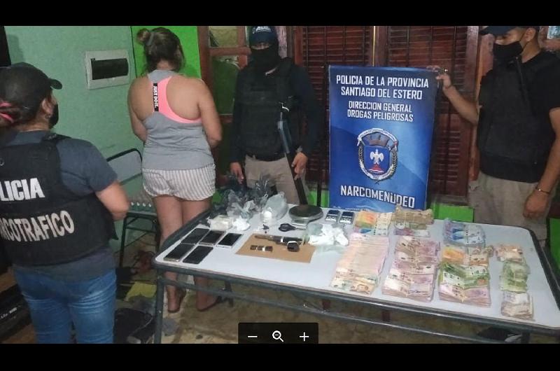 Apresaron a una familia por venta de drogas y secuestran maacutes de  380000