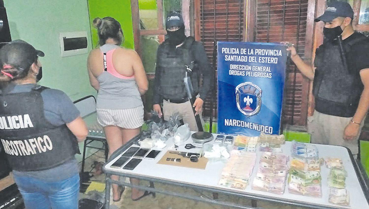 Atrapan a familia narco con cocaiacutena de maacutexima pureza revoacutelver y doacutelares