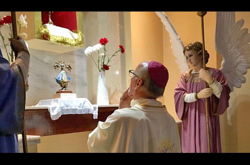 El Santiacutesimo volvioacute a la Capilla de Adoracioacuten en Santiago Apoacutestol