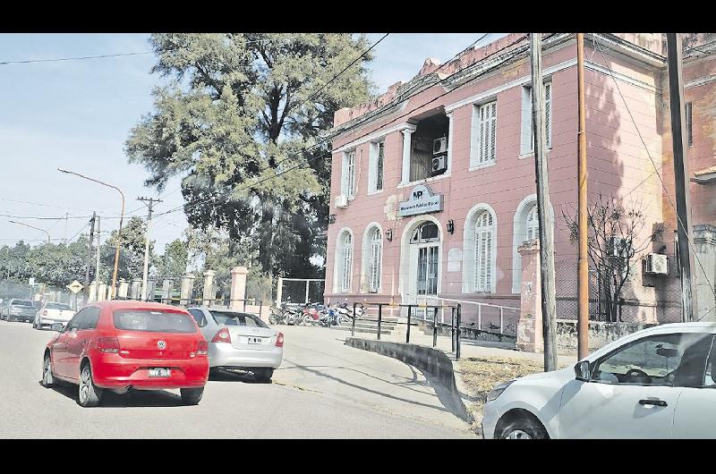 Apuntildealoacute a su padre durante una aacutespera ronda de cervezas