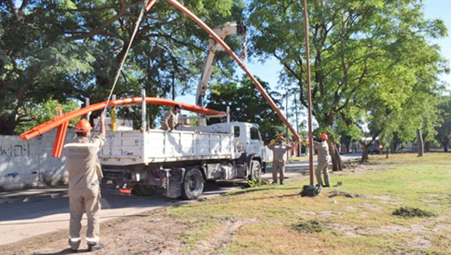 Importantes mejoras eleacutectricas en plaza del barrio Huaico Hondo