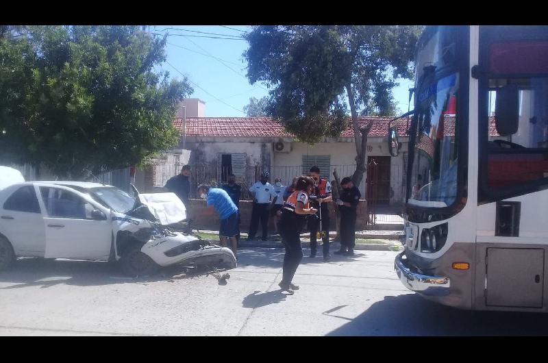 Cabo de policiacutea alcoholizado intentoacute chocar a un colega y luego se estrelloacute contra un colectivo