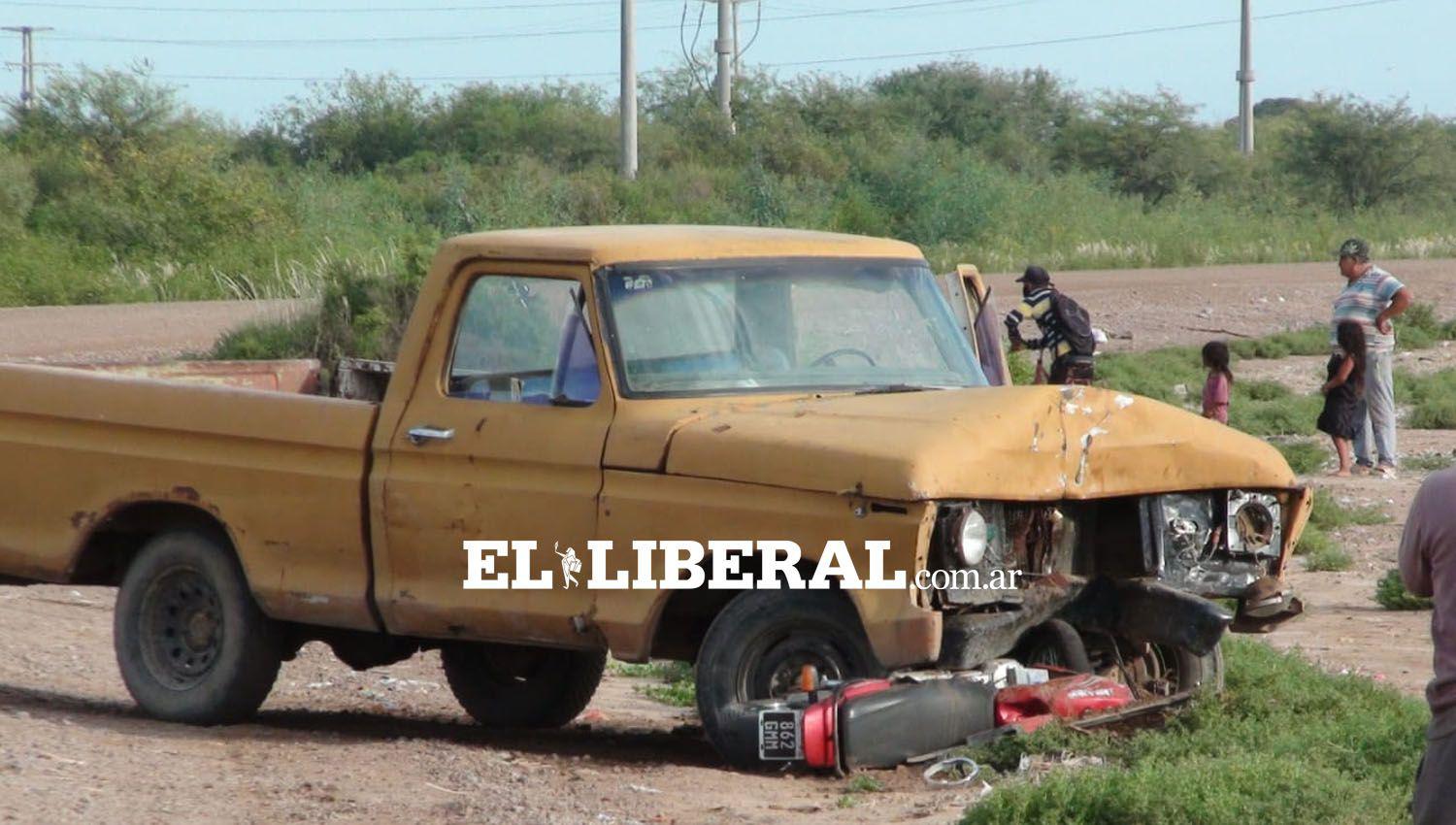 Camioneta sufrioacute un desperfecto mecaacutenico y embistioacute de frente a un motociclista que murioacute en el acto