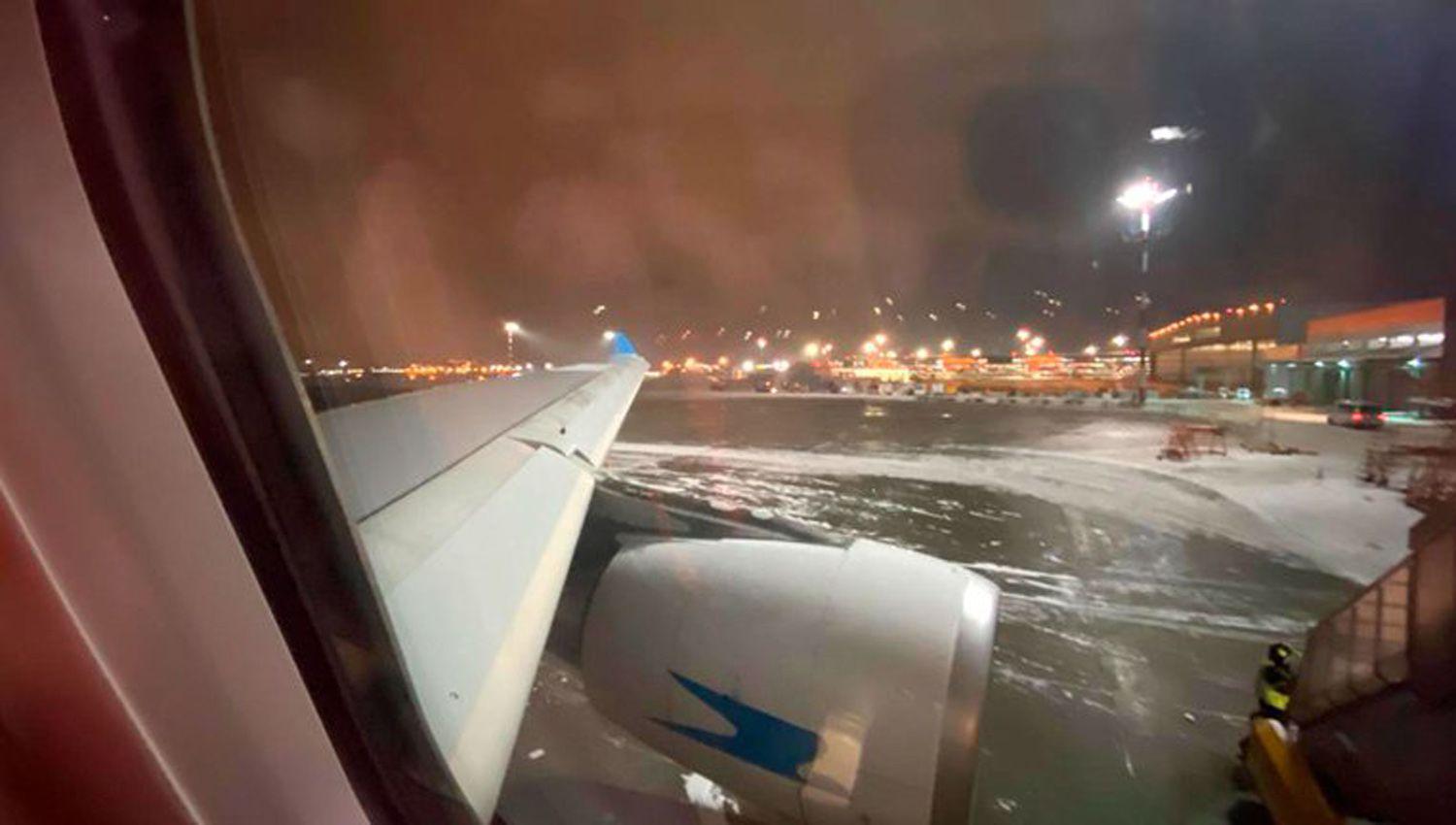 Por una tormenta de nieve en Moscuacute estaacute demorado el vuelo que trae las vacunas Sputnik V