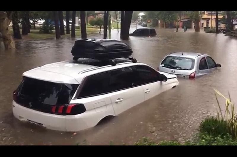 VIDEO  Fuerte temporal en Pinamar- Calles anegadas autos bajo el agua y evacuados