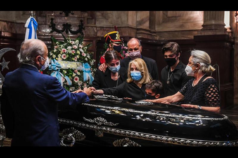 Menem es velado en el Saloacuten Azul del Senado y sus restos seraacuten inhumados a las 15 en el cementerio Islaacutemico