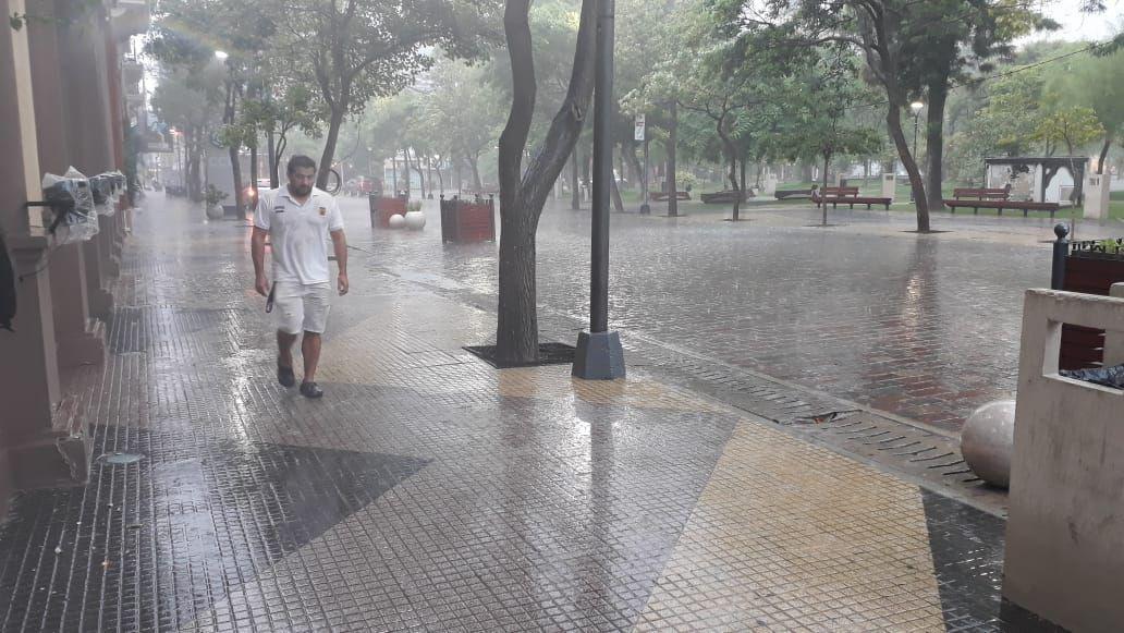 VIDEO  Fuerte tormenta llegoacute a Santiago este lunes- iquestCoacutemo seguiraacute el tiempo