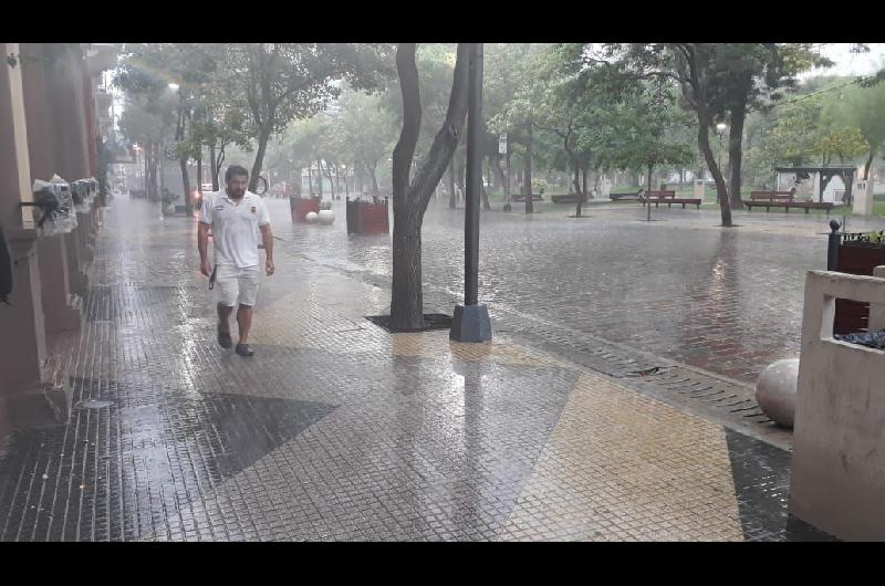 VIDEO  Fuerte tormenta llegoacute a Santiago este lunes- iquestCoacutemo seguiraacute el tiempo