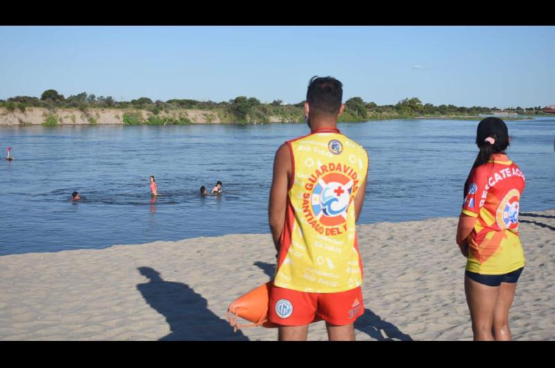 Guardavidas de la Capital rescatan a una persona del cauce del rio Dulce