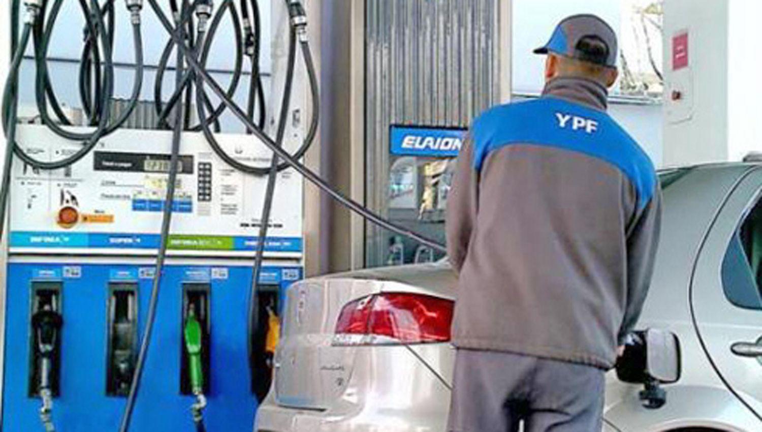 Los combustibles valen entre 9 y 11-en-porciento- maacutes que en CABA