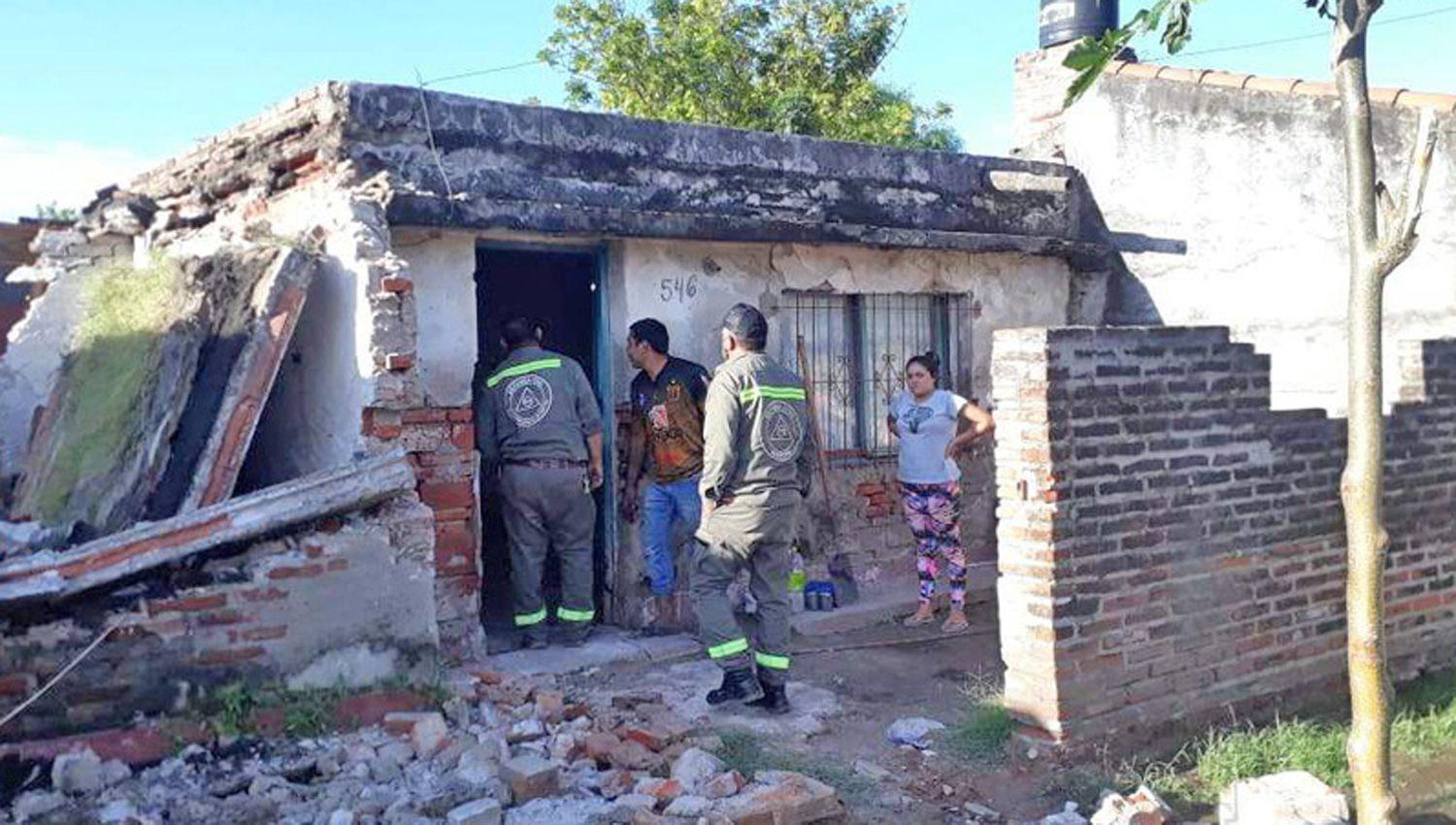 La intensa tormenta dejoacute calles anegadas y aacuterboles caiacutedos