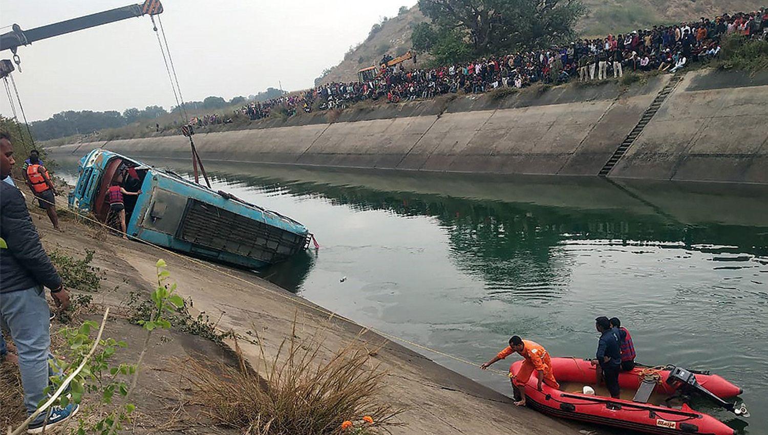 Se desbarrancoacute un colectivo y murieron al menos 37 personas