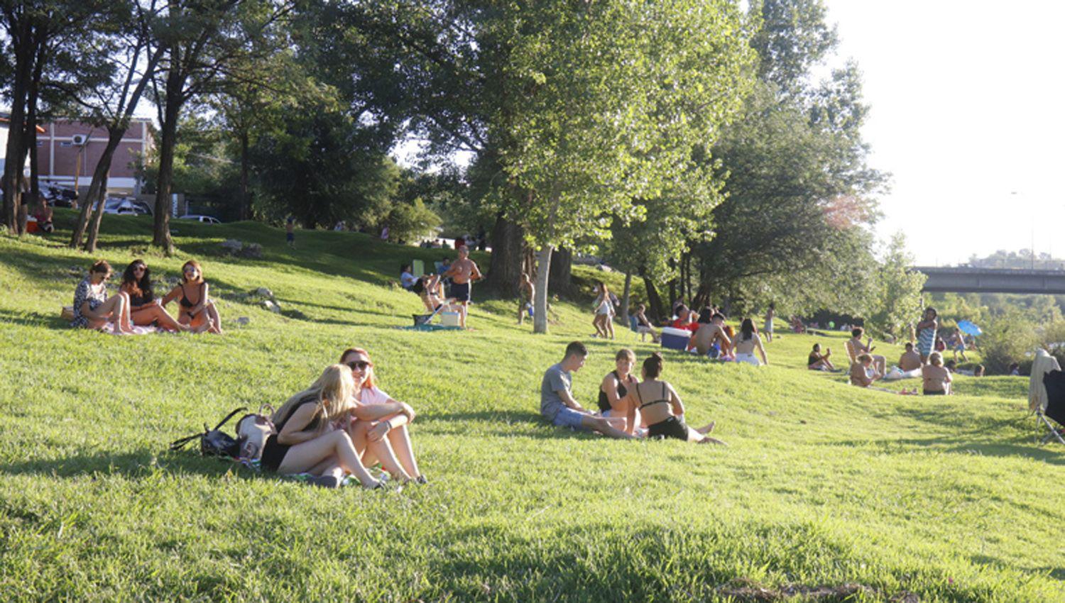 Los visitantes aprovecharon los días de buen clima para colmar los balnearios y los espacios verdes