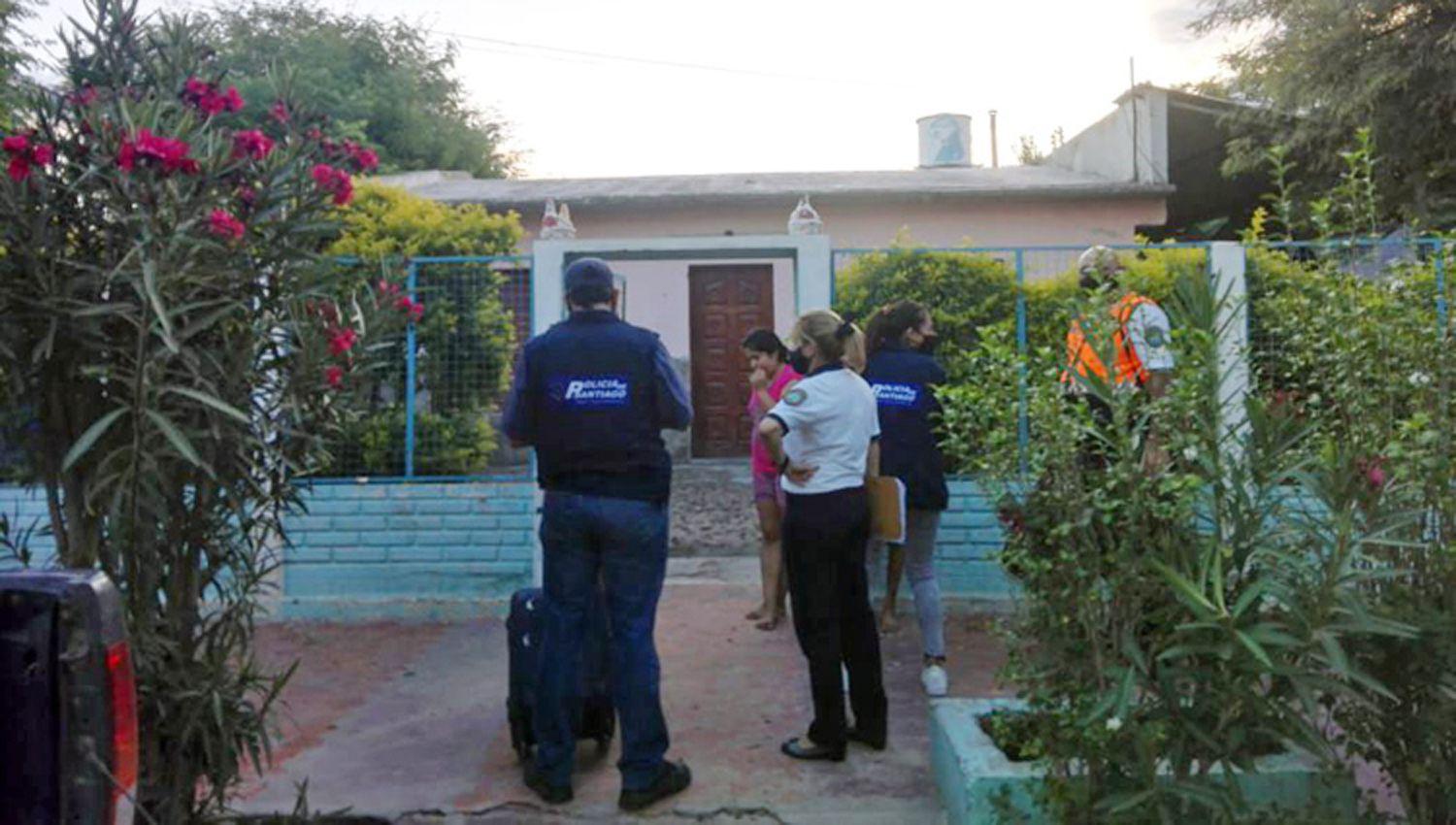 La policía trabajó en la casa de la familia Loto donde residen los dos detenidos