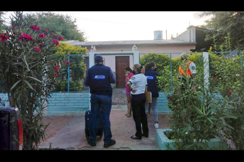 La policía trabajó en la casa de la familia Loto donde residen los dos detenidos