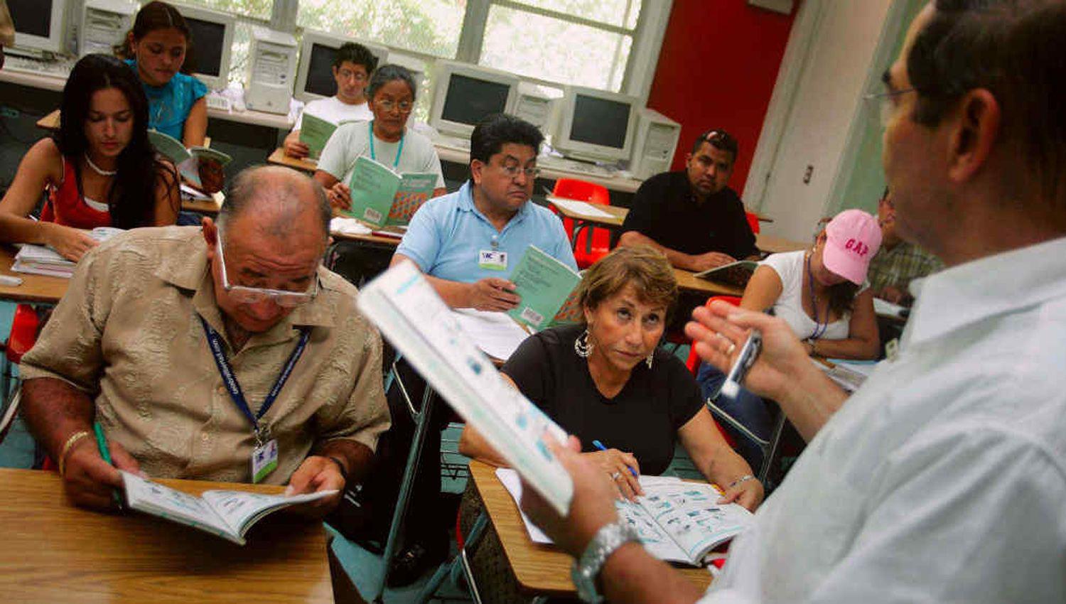 Ofrecen la oportunidad de completar el secundario a los adultos mayores