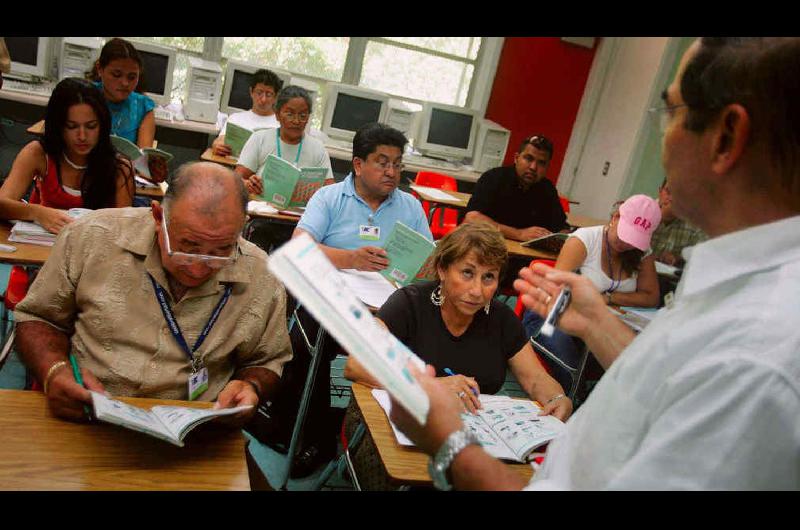 Ofrecen la oportunidad de completar el secundario a los adultos mayores