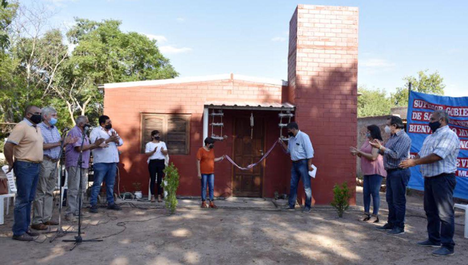 Departamento Pellegrini- Entregaron viviendas sociales en El Mojoacuten