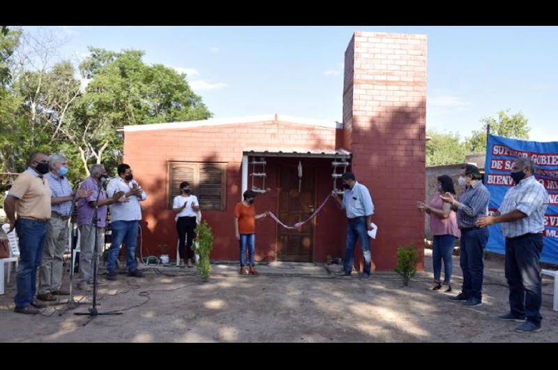 Departamento Pellegrini- Entregaron viviendas sociales en El Mojoacuten