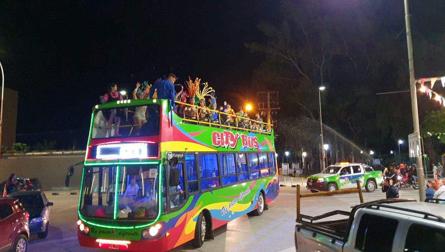 Las comparsas de Las Termas desfilaron en un bus panoraacutemico