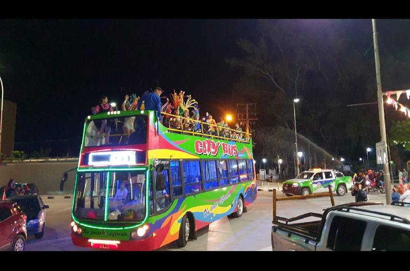 Las comparsas de Las Termas desfilaron en un bus panoraacutemico