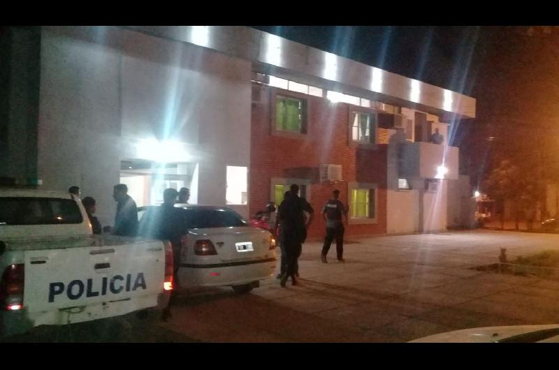 Un excomisario mantuvo secuestrada a su pareja dentro  de un automoacutevil mientras le apuntaba con una escopeta