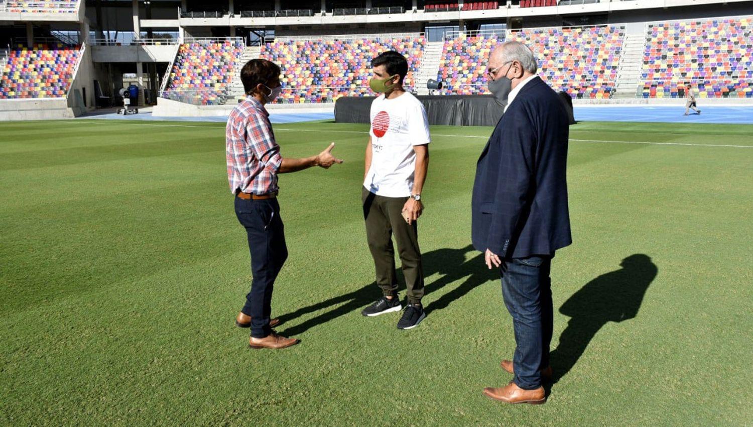 IMAacuteGENES  Roberto ldquoRatoacutenrdquo Ayala visitoacute el Estadio Uacutenico de Santiago del Estero