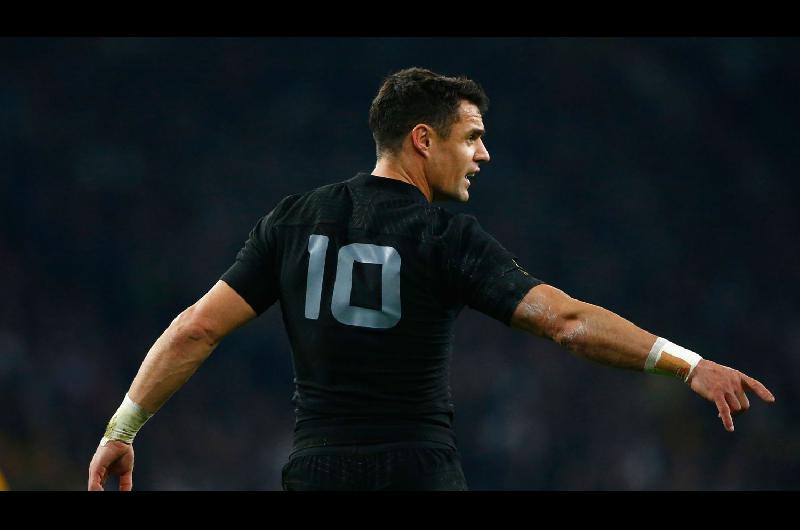 A los 38 antildeos se retiroacute el neozelandeacutes Dan Carter el mejor medio apertura de todos los tiempos