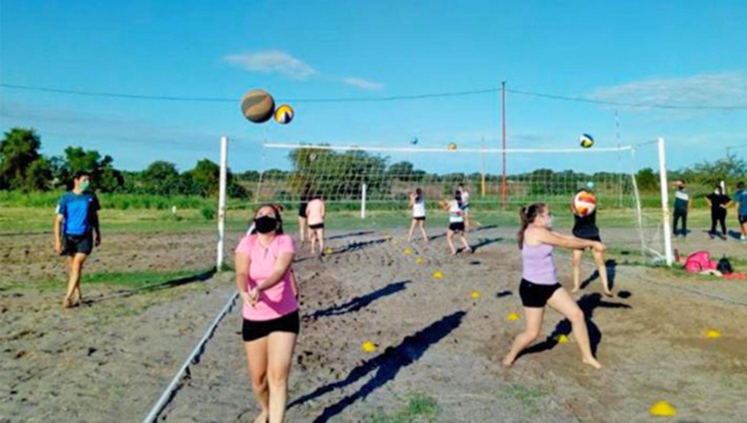 El beach voacuteley inicioacute sus clases en la Costanera