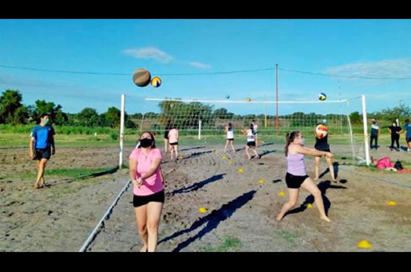 El beach voacuteley inicioacute sus clases en la Costanera