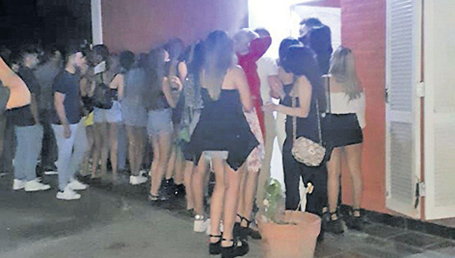 Desbaratan fiesta clandestina con 200 personas en una finca ubicada en Ruta 51