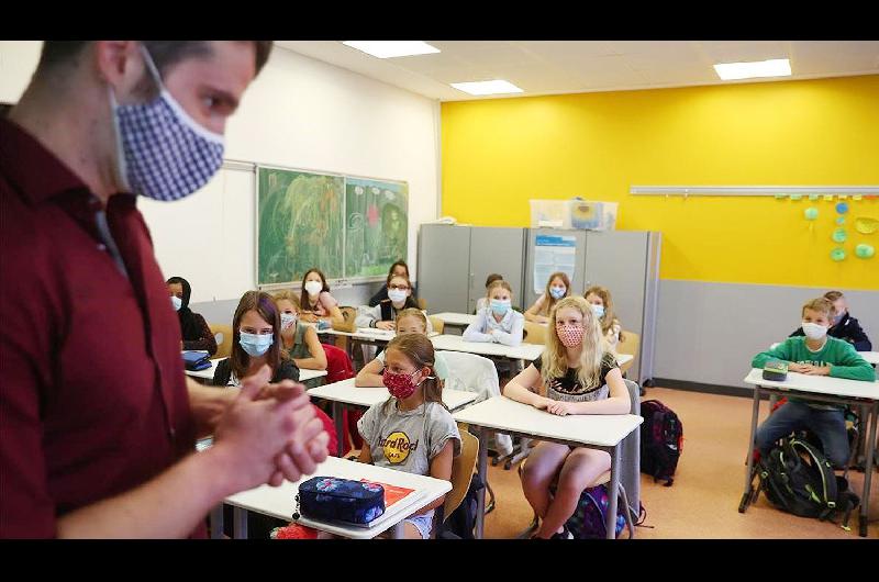 Un profesor da clase a sus alumnos en un colegio de Alemania   