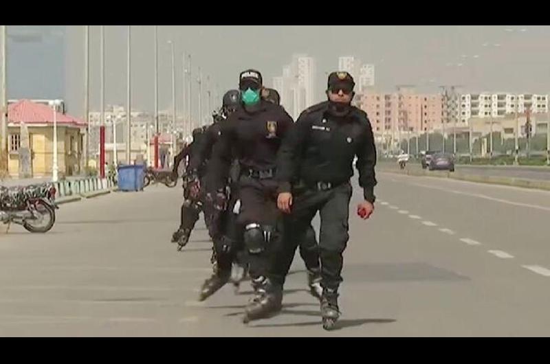 VIDEO  La policiacutea armada en patines nueva unidad en Pakistaacuten