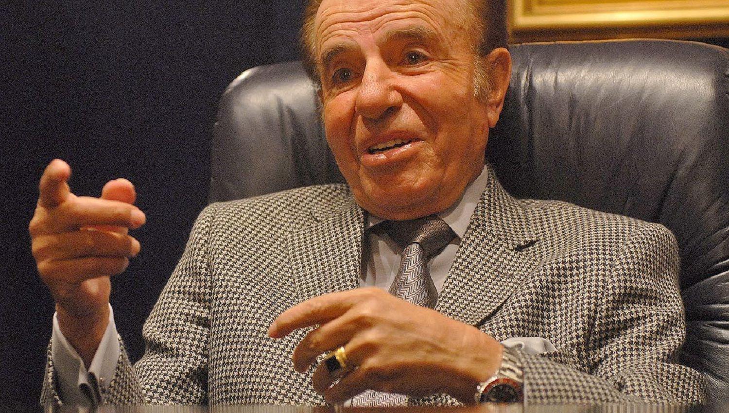 Familiares de un proacutefugo devolvieron el anillo robado al difunto expresidente Menem