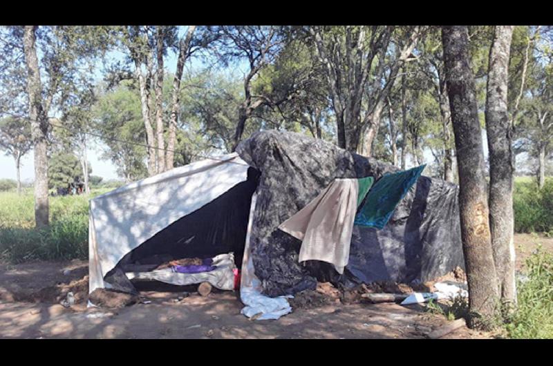 Trabajadores golondrina piden ayuda para salir de un campo