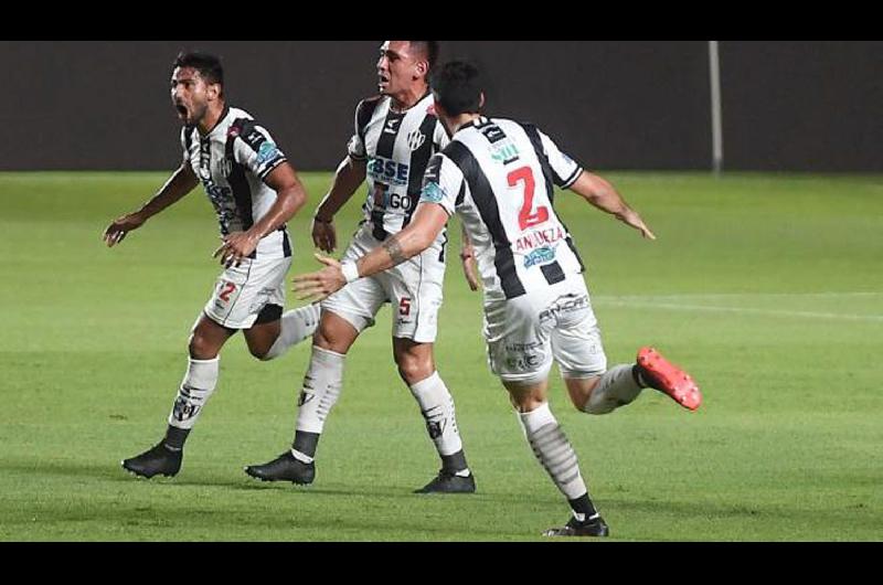 VIDEO  Miraacute el golazo marcado por Jonathan Bay para el ldquoFerroviariordquo de Santiago del Estero