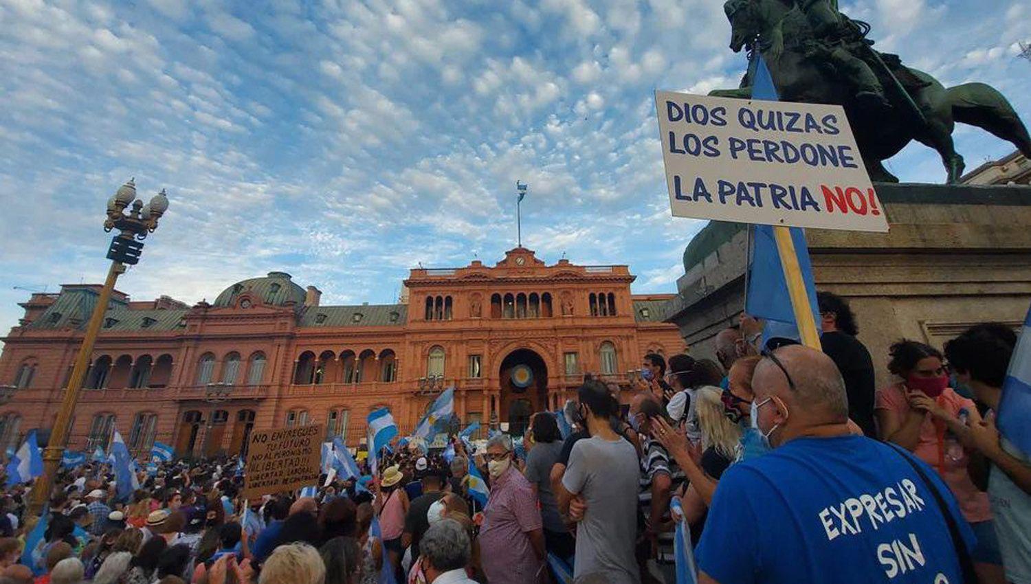 Marchas en todo el paiacutes  en rechazo al escaacutendalo del ldquoVacunatorio VIPrdquo