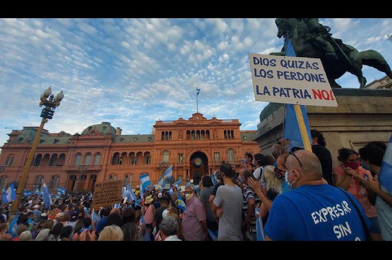 Marchas en todo el paiacutes  en rechazo al escaacutendalo del ldquoVacunatorio VIPrdquo