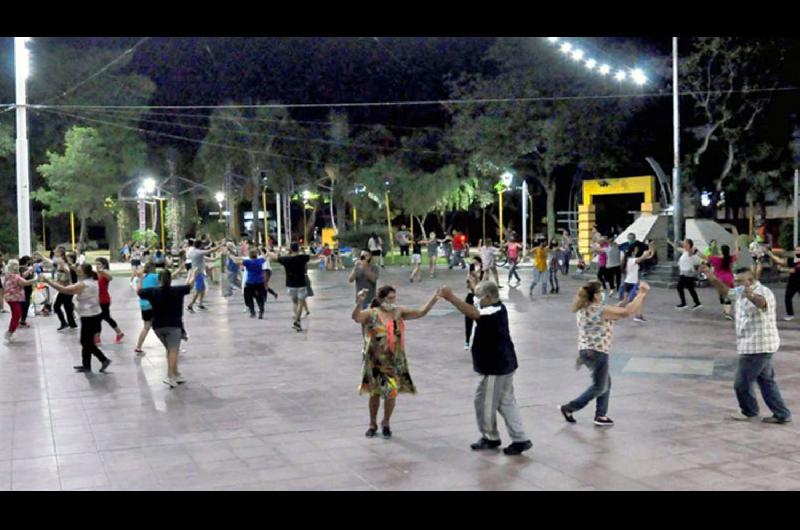 A falta de Salamancas los bandentildeos despidieron febrero danzando en la plaza Belgrano