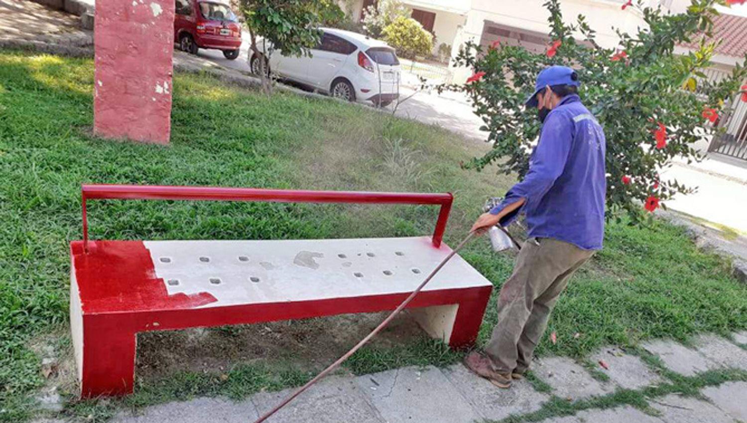 Pintan de rojo un banco en cada plaza como un mensaje contra la violencia hacia la mujer