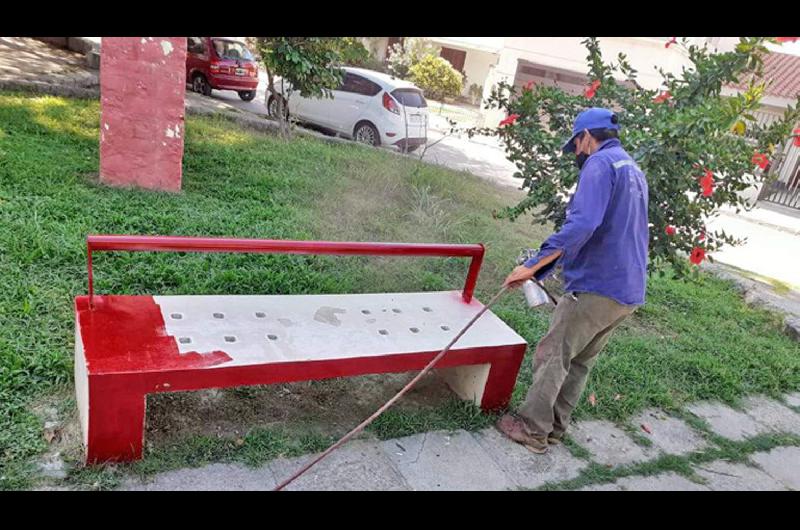 Pintan de rojo un banco en cada plaza como un mensaje contra la violencia hacia la mujer