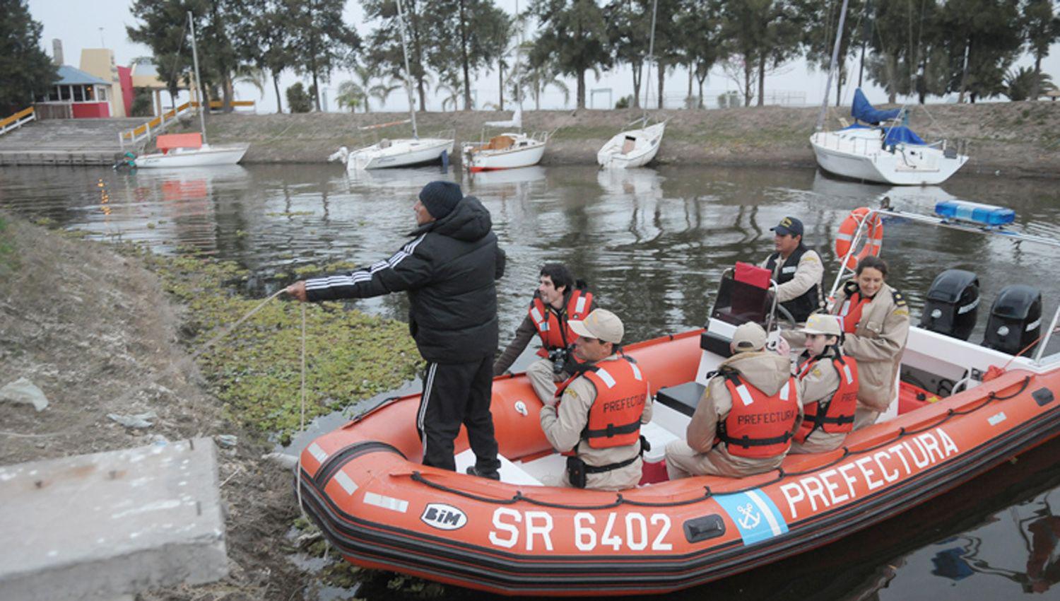 Prefectura advirtioacute que no estaacuten habilitadas las competencias en el lago